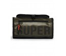 SUPERDRY Trousse de toilette sur cosmo.fr