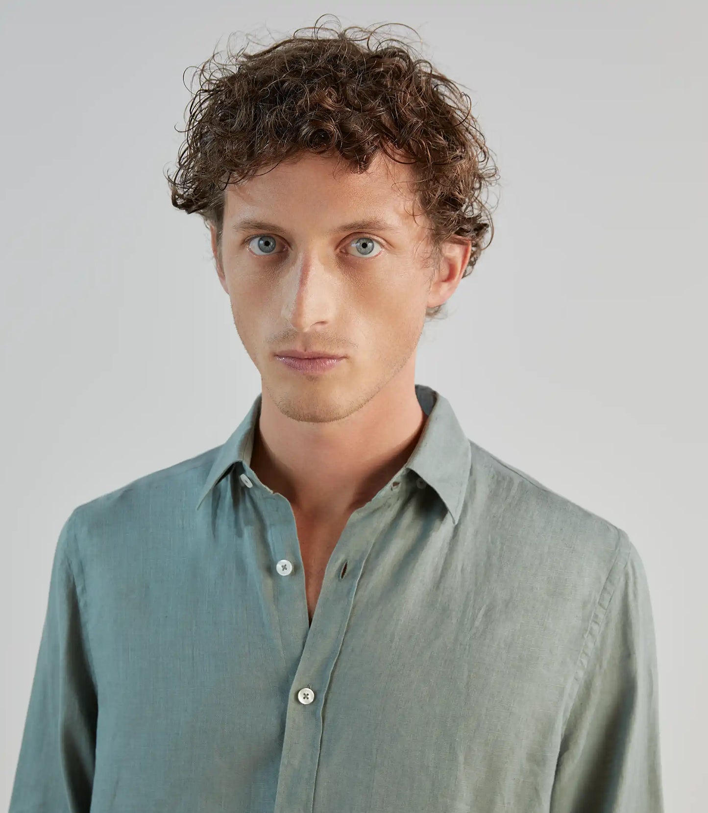 Chemise homme unie en lin vert lichen