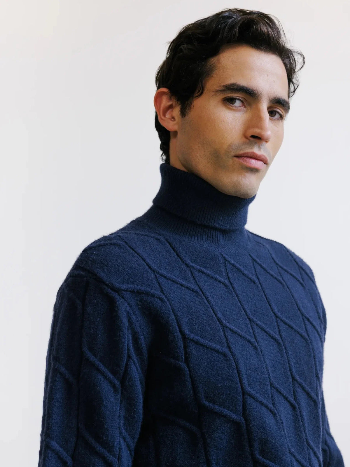Pull col roulé en maille torsadée marine Izac