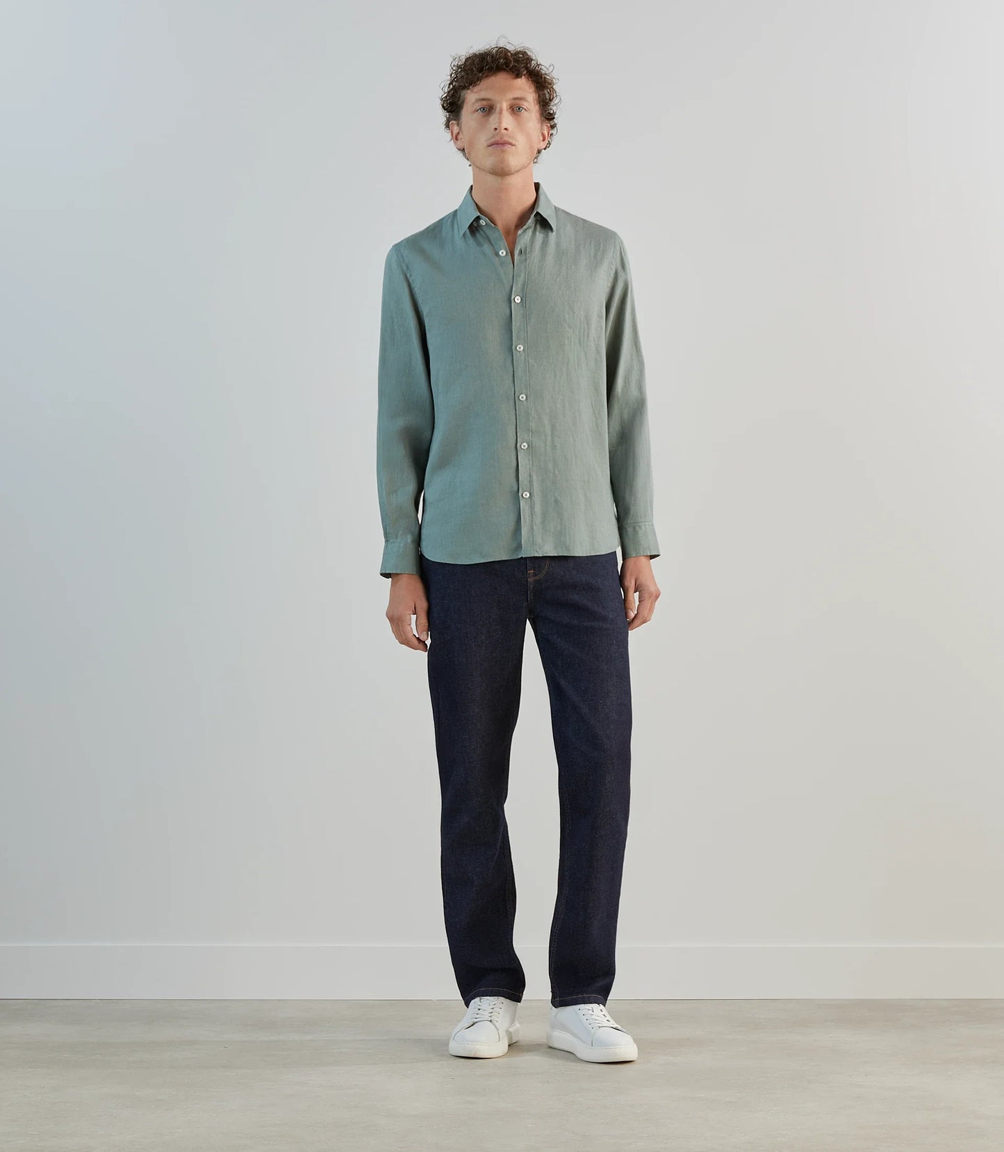 Chemise homme unie en lin vert lichen