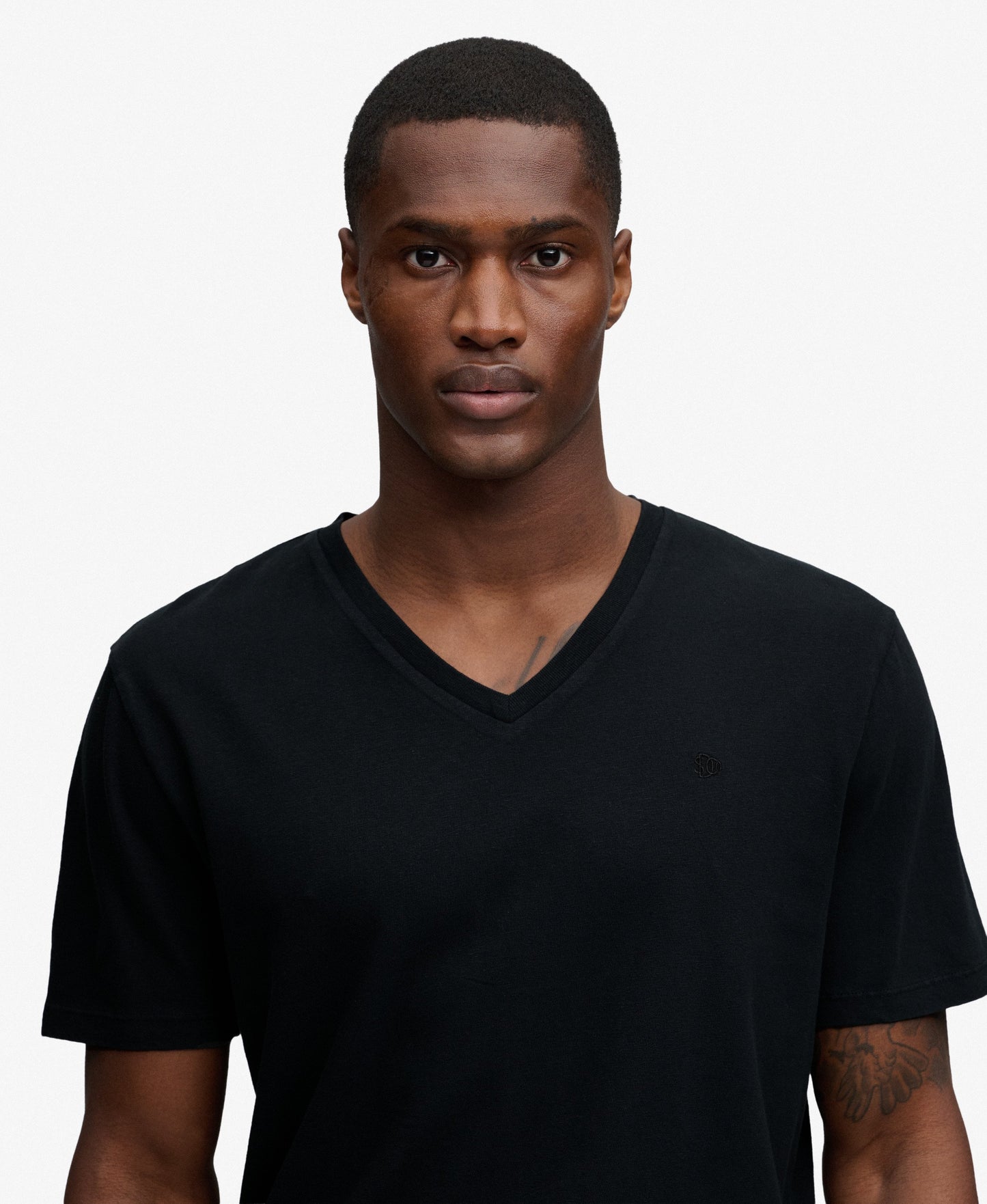 T-shirt homme col v en coton biologique et lin
